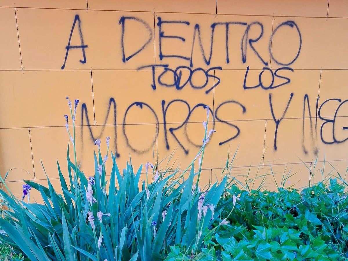 Pintadas racistas en la sede del PSOE de Salamanca tras la regularización de migrantes