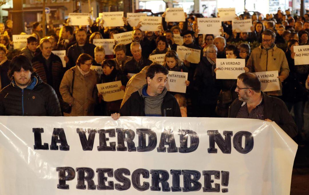 Bilbao. Un momento de la concentración este viernes en el barrio bilbaino de Deusto, "contra la impunidad", después de la denuncia de exalumnos de Salesianos contra un ex docente por presuntos abusos sexuales, convocada por antiguos alumnos de este centro. .