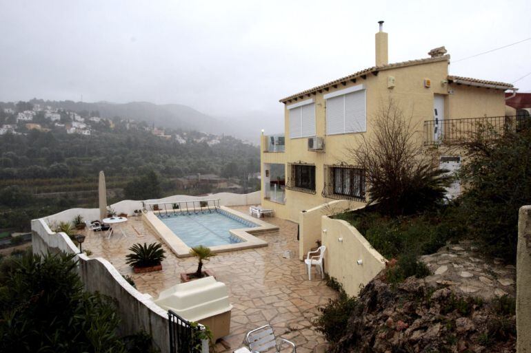 GRA145. ORBA (ALICANTE), 19/01/2015.- Un ciudadano alemán de 53 años ha matado presuntamente a su mujer, de 69 años y la misma nacionalidad, en una vivienda de la pequeña población alicantina de Orba (en la imagen), y posteriormente se ha entregado y ha confesado el crimen en Alemania. Fuentes la investigación han informado a EFE de que este hombre se entregó ayer a la Policía germana y de que, mediante una orden de la Interpol, la Guardia Civil ha acudido a las cuatro de la madrugada al domicilio de Orba, donde los agentes han encontrado a la mujer muerta y &quot;con signos de violencia&quot;. EFE/Ruben Francés