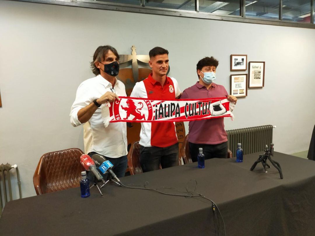 Sergio Buenacasa en su presentación como jugador de la Cultural 