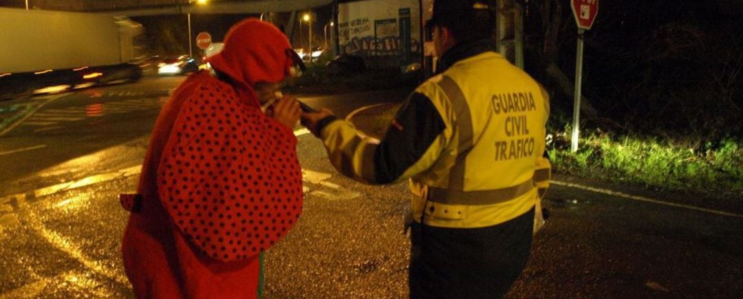 Guardia Civil efectúa un control a una persona disfrazada. Foto de archivo