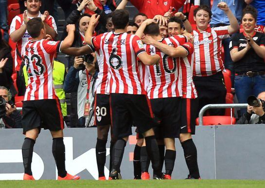 Los jugadores del Athletic festejan el gol de Iraola, que ha jugado su último partido en San Mamés