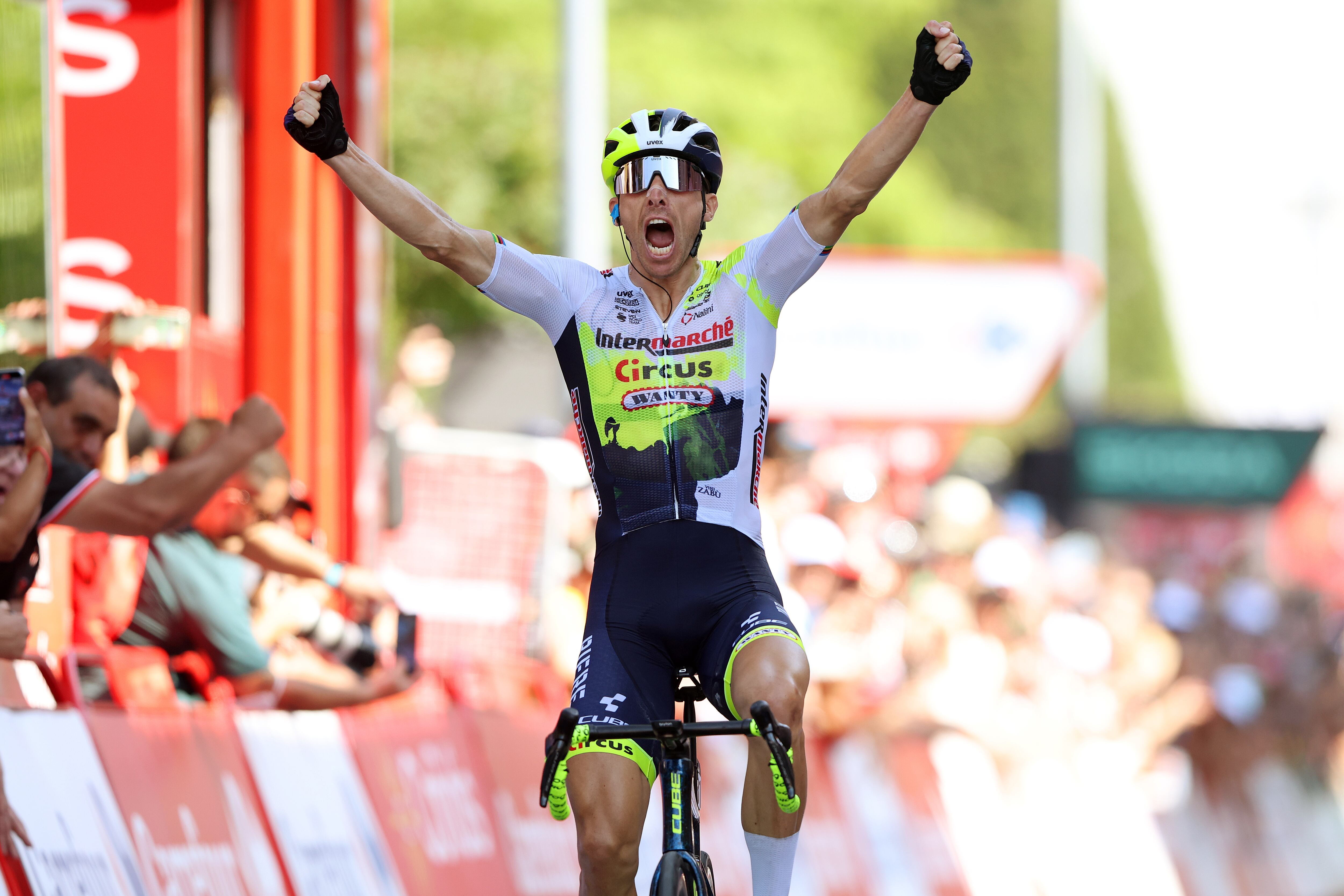 Rui Costa celebra su victoria en la etapa 15 de la Vuelta a España 2023