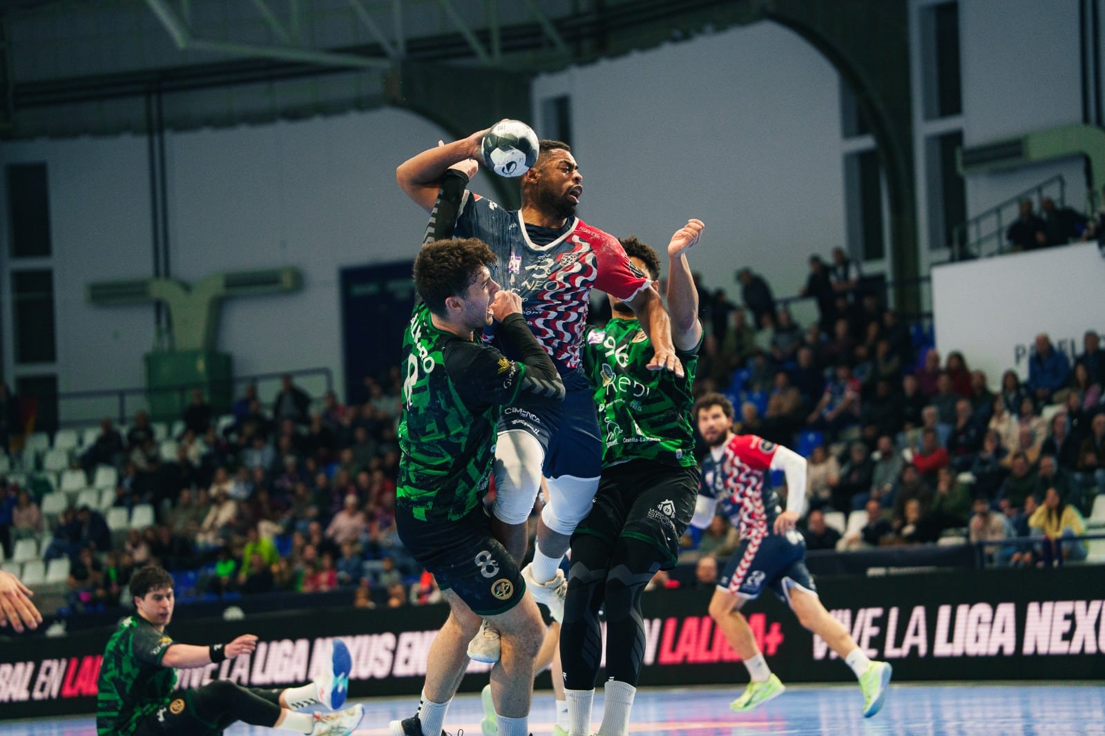 El jugador del Horneo EÓN, James Parker, intenta un lanzamiento ante la defensa de un jugador de REBI Cuenca. Foto: Ismael Corbí