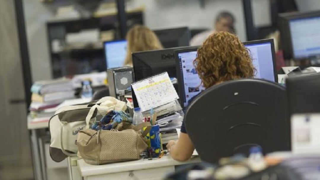 Mujer en la oficina (Archivo).