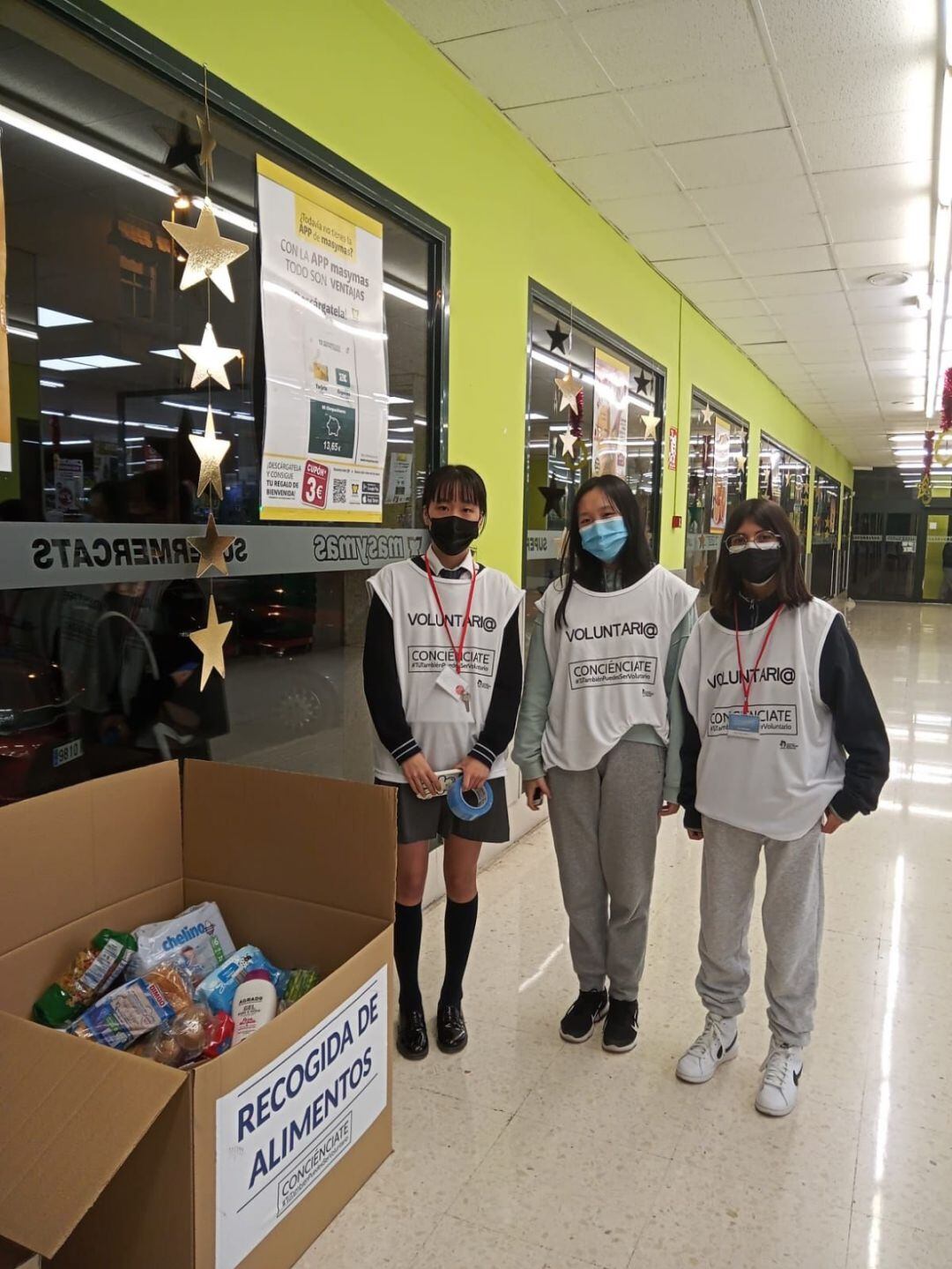 Recogida de alimentos por voluntarios de Conciénciate