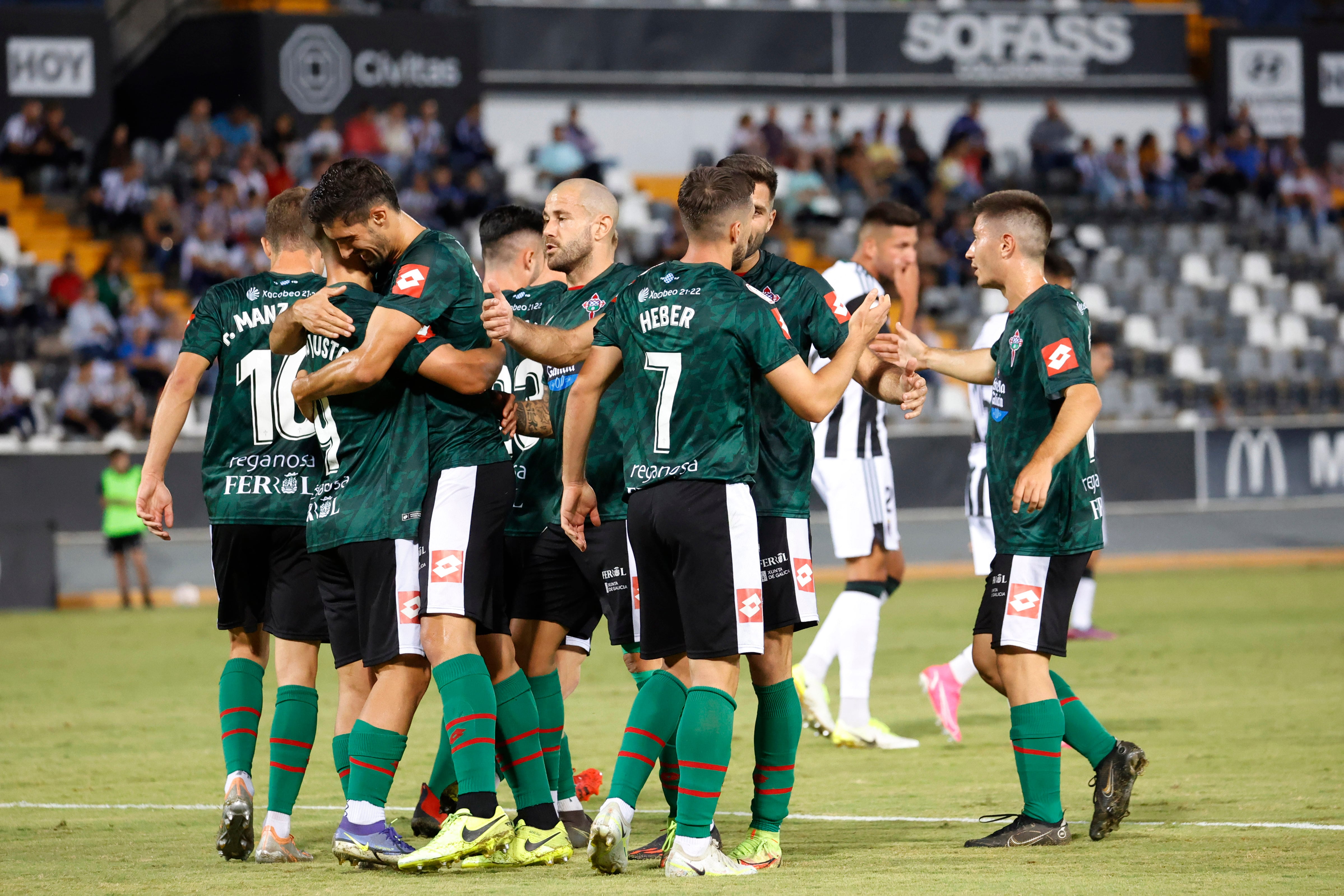 Los verdes celebran uno de sus goles en el Badajoz-Racing de este sábado en el Nuevo Vivero