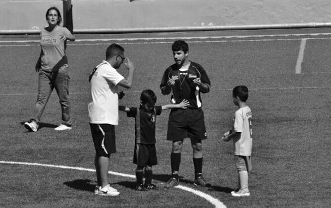 Esta imagen de Alejandro, de cinco años y jugador del Unión Viera, dio la vuelta a España al haber separado a un padre y el árbitro porque "quería jugar"