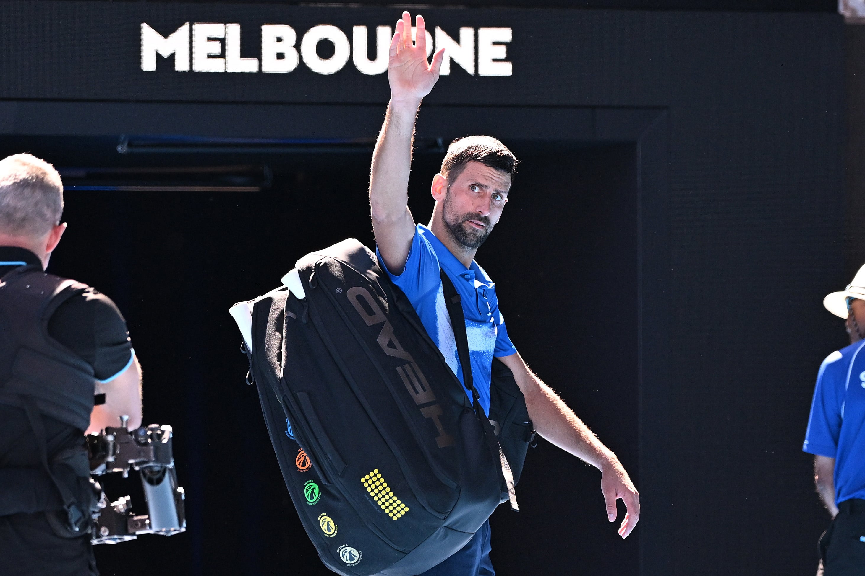 Novak Djokovic se despide entre abucheos tras su lesión en las semifinales del Open de Australia.