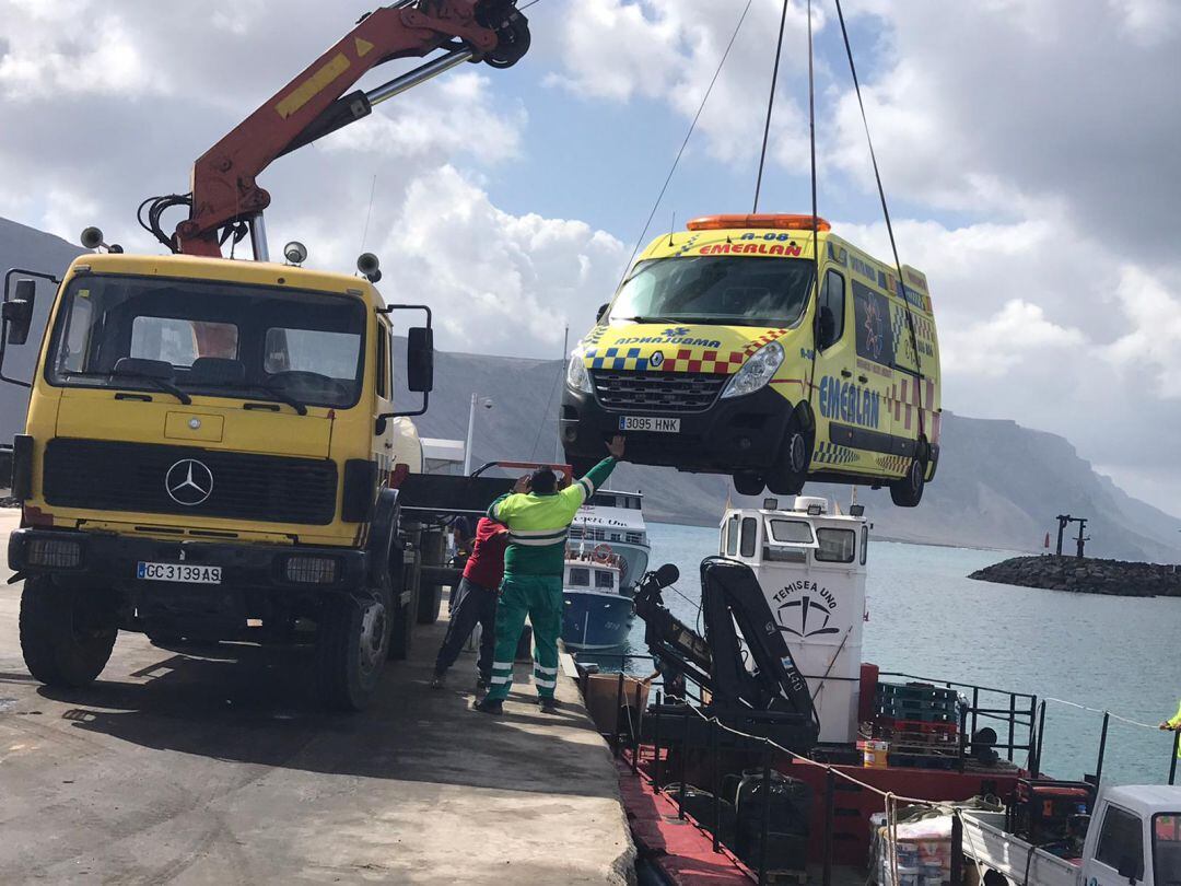 La ambulancia medicalizada siendo descargada en el muelle de Caleta de Sebo.