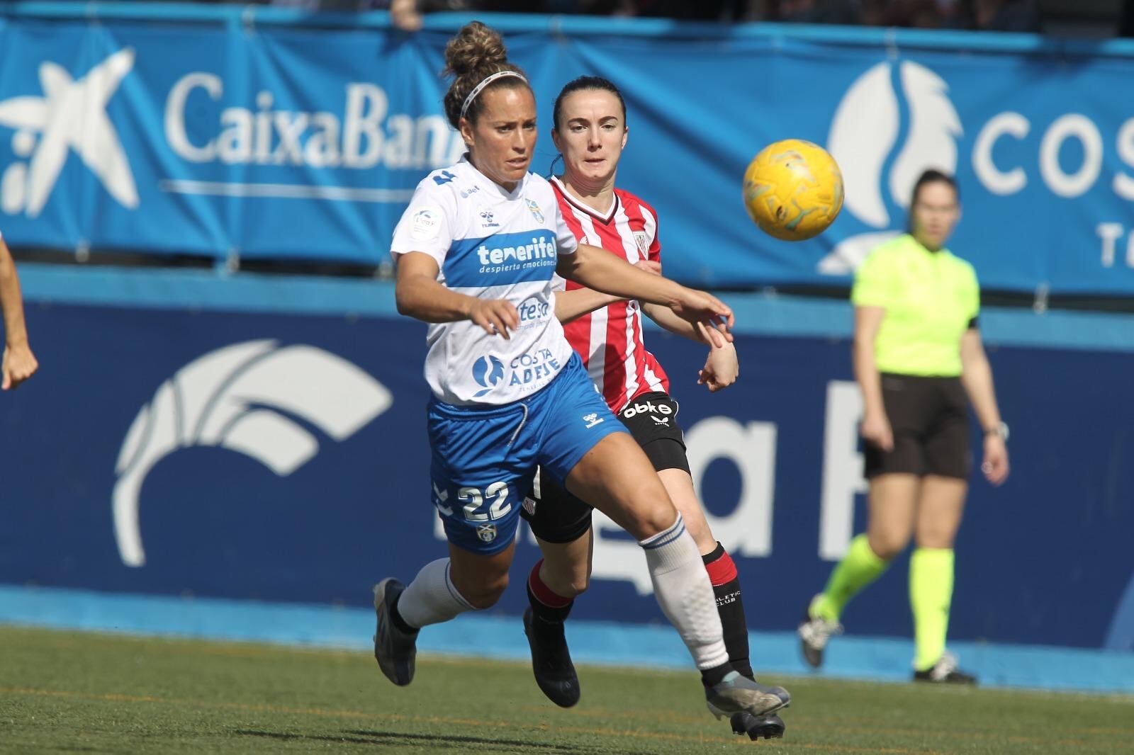 La jugadora del Athletic Club, Ane Azkona, pelea un balón en el duelo liguero disputado en Tenerife