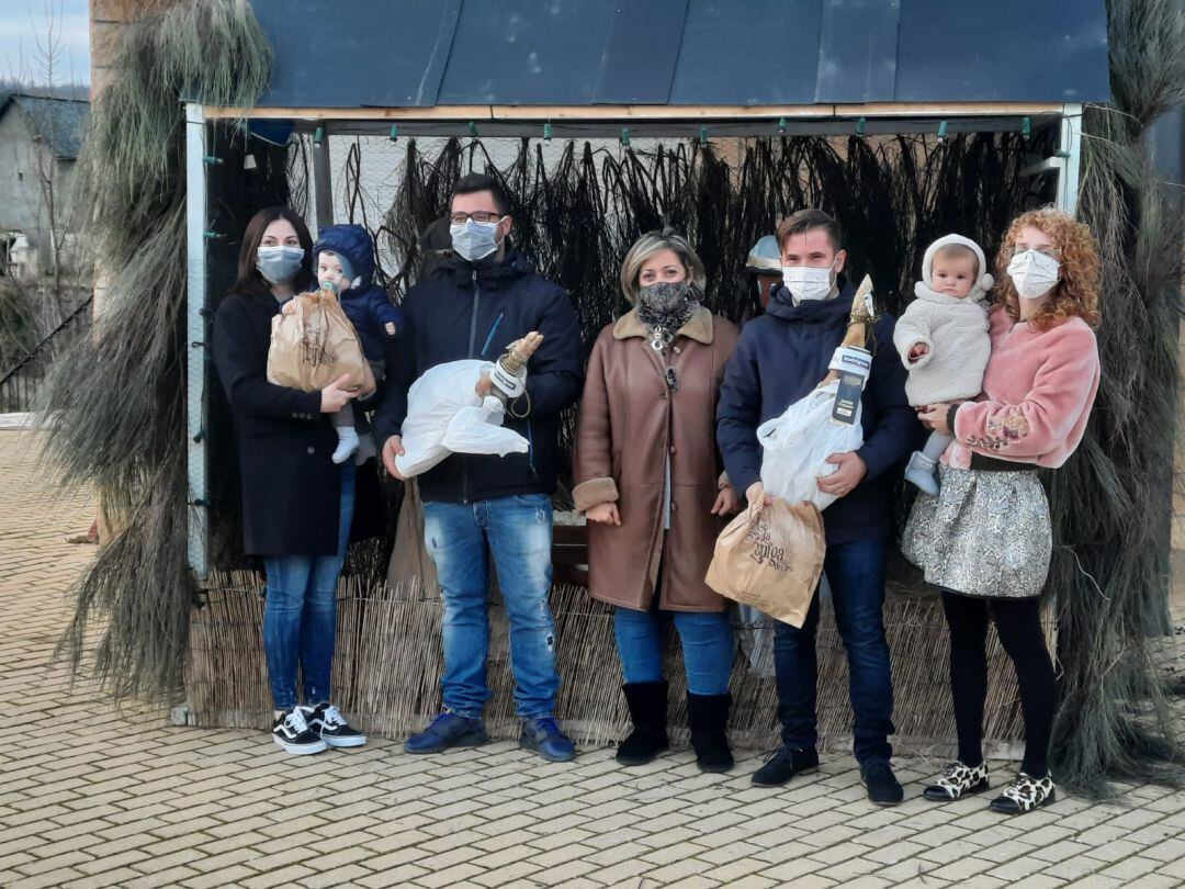 La presidenta de la Junta Vecinal, Noelia Alonso junto a los bebés Paola y Diego y sus progenitores