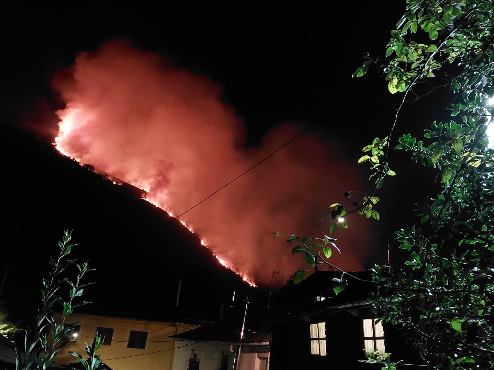 Imagen nocturna del incendio