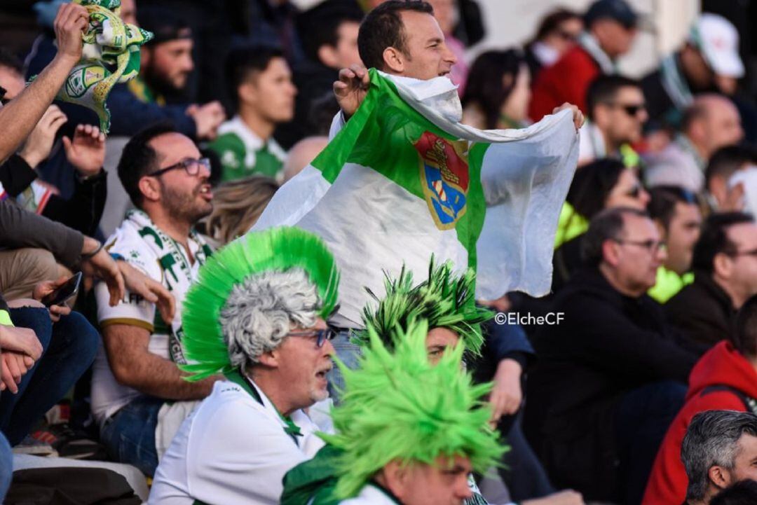 Aficionados del Elche en el estadio Martínez Valero