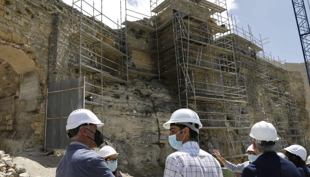 Diferentes autoridades durante la visita a las obras de la Fortaleza de la Mota.