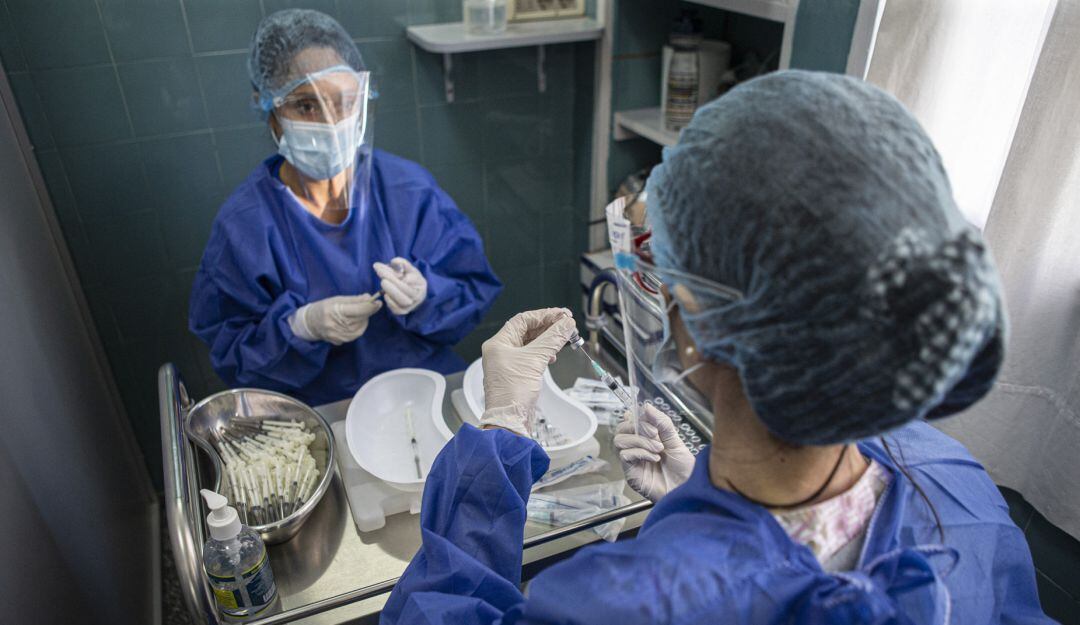 Dos enfermeras preparan vacunas contra la Covid19.