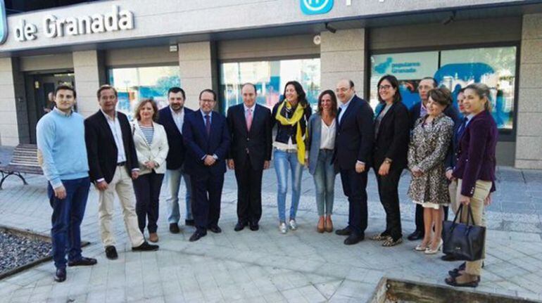 El equipo de gobierno del Ayuntamiento de Granada reunido en la sede provincial del PP de Granada con la directiva regional Loles López