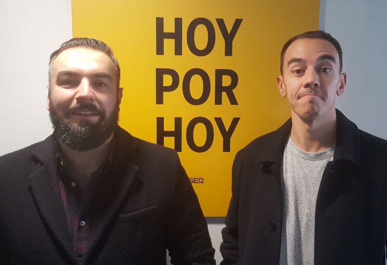 Rober y Alberto han insistido en posar junto al cartel de &quot;Hoy Por Hoy&quot;