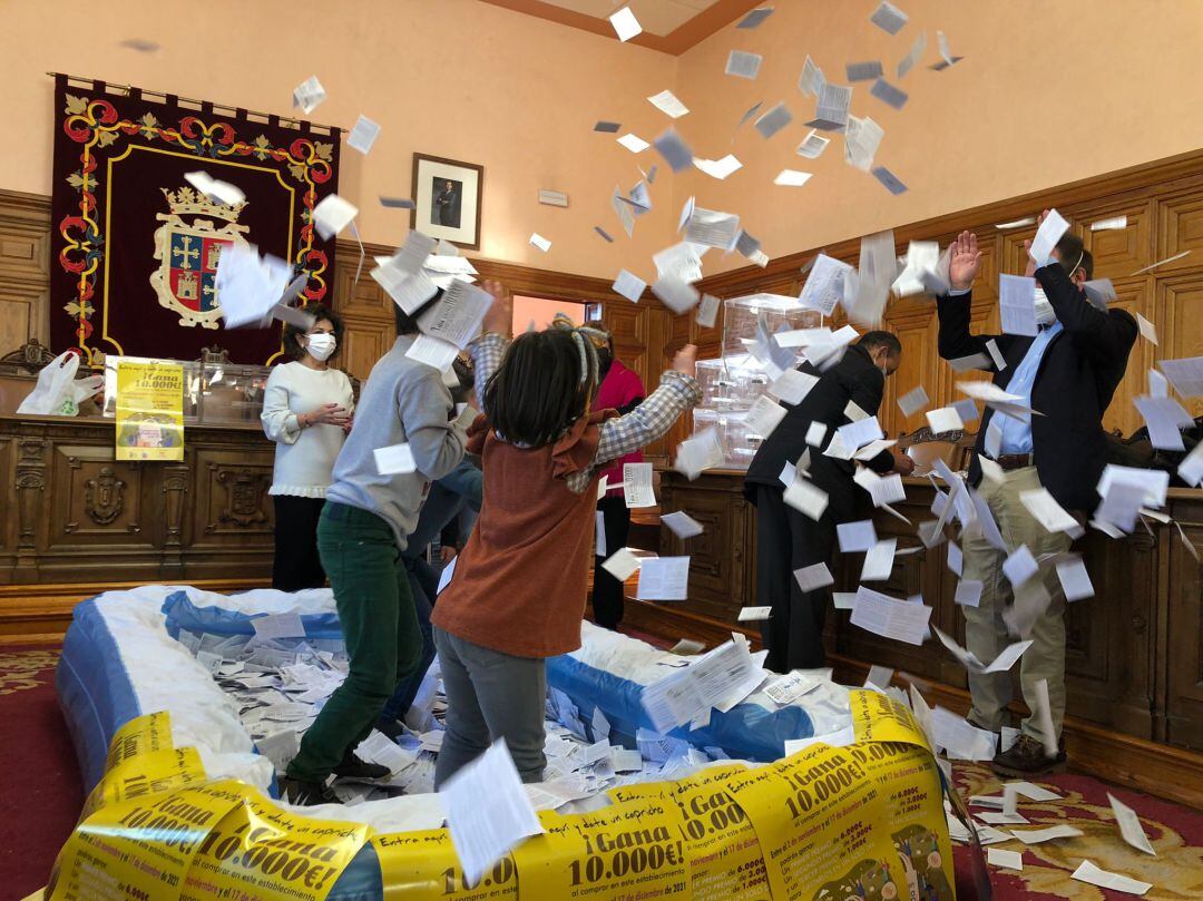 Imagen del sorteo celebrado en el salón de plenos