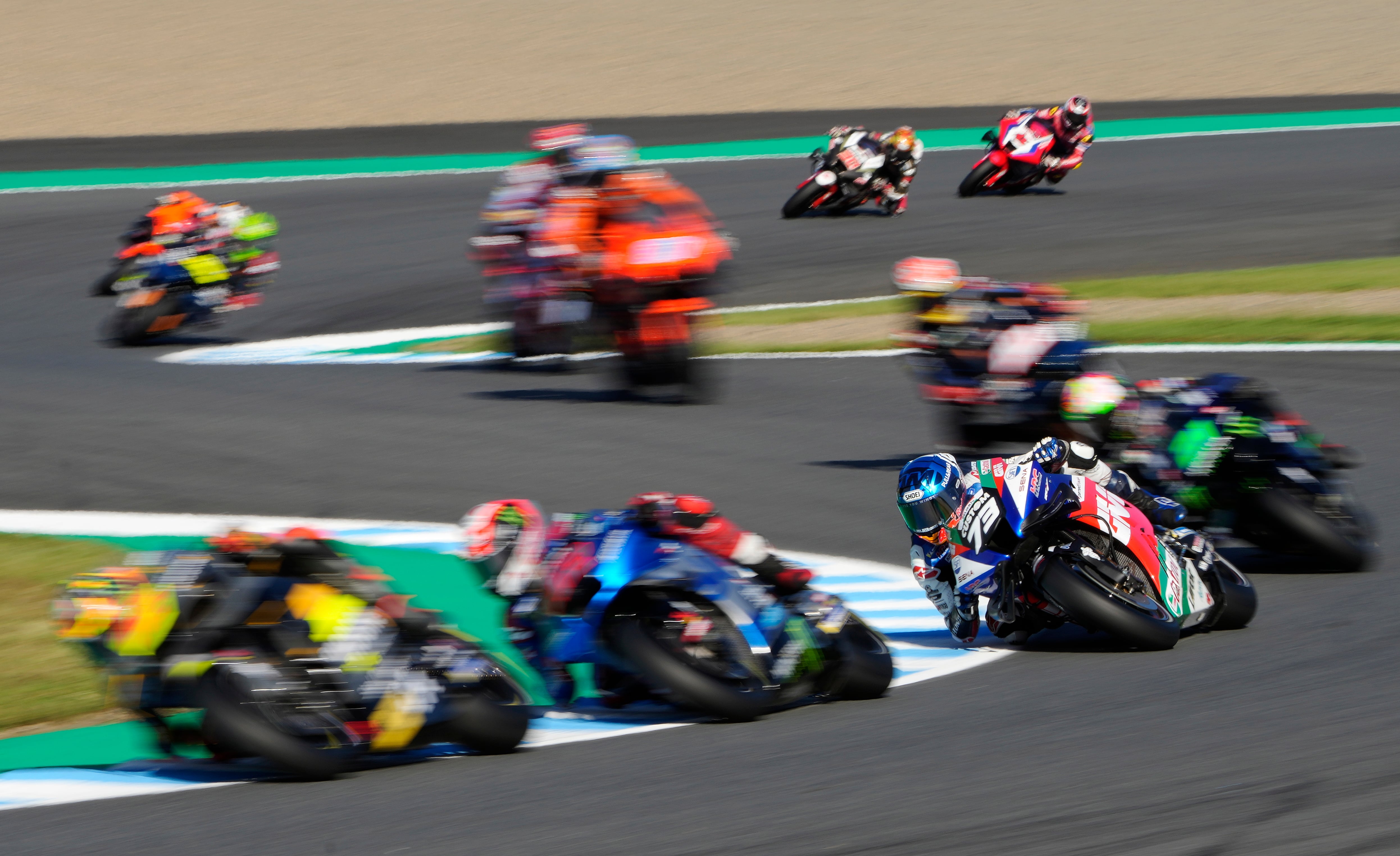 Motegi (Japan), 25/09/2022.- Spanish MotoGP rider Alex Marquez (R-Bottom) of LCR Honda CASTROL in action during the Japan Motorcycling Grand Prix race in Motegi, Tochigi Prefecture, north of Tokyo, Japan, 25 September 2022. (Motociclismo, Ciclismo, Japón, Tokio) EFE/EPA/KIMIMASA MAYAMA
