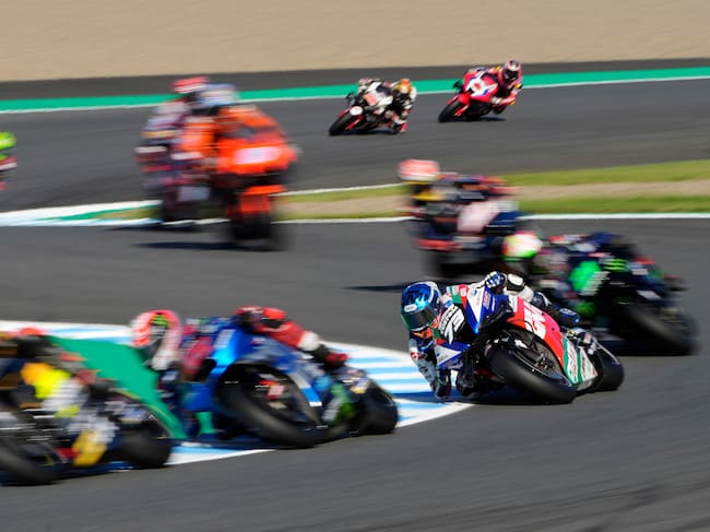 Motegi (Japan), 25/09/2022.- Spanish MotoGP rider Alex Marquez (R-Bottom) of LCR Honda CASTROL in action during the Japan Motorcycling Grand Prix race in Motegi, Tochigi Prefecture, north of Tokyo, Japan, 25 September 2022. (Motociclismo, Ciclismo, Japón, Tokio) EFE/EPA/KIMIMASA MAYAMA