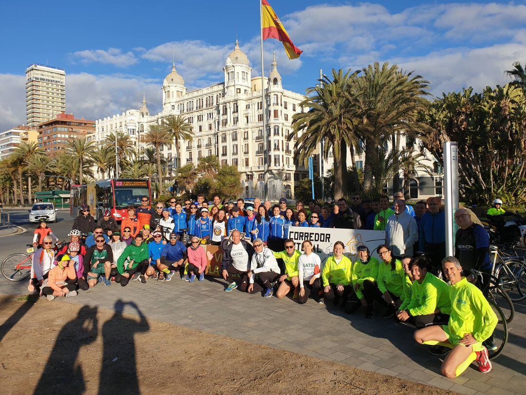 Imagen de esta mañana en la Plaza del Mar de Alicante, donde ha comenzado la &quot;correbicifestación&quot;