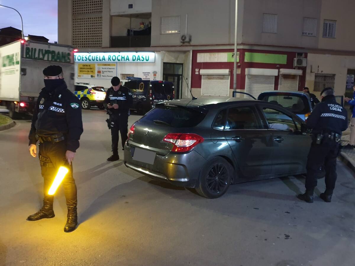La Policía de La Línea interpone una decena de denuncias por circular bajo alcohol o drogas
