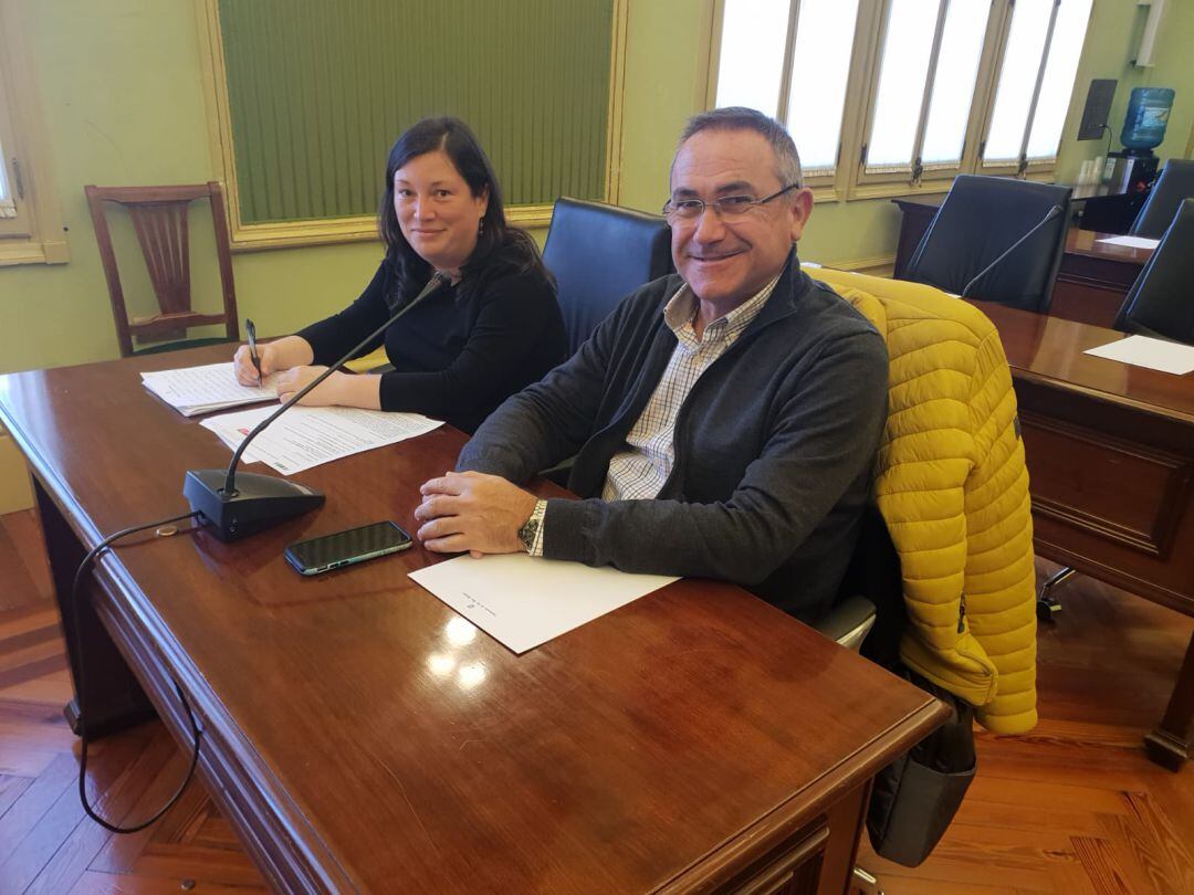 Limones en su etapa en el Parlament junto al diputado Xicu Tarrés