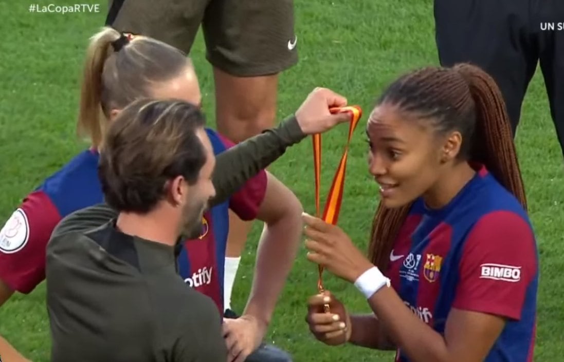 Salma Paralluelo recibe la medalla de campeona de la Copa de la Reina