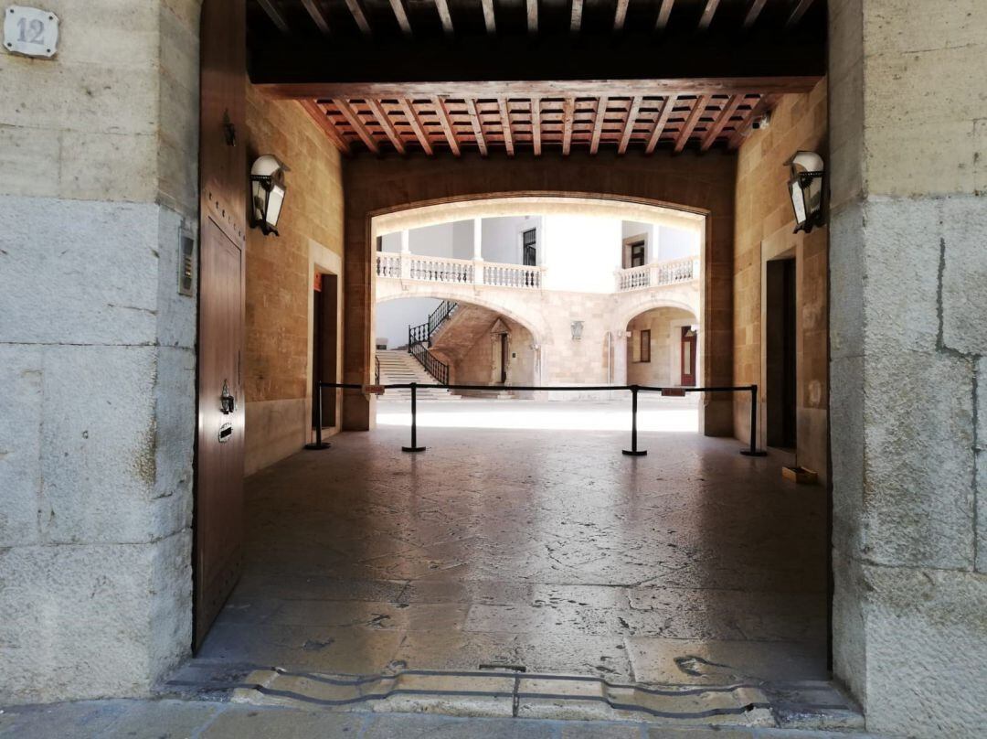 El patio de la Audiencia Provincial de Baleares y el TSJIB, visto desde el exterior.