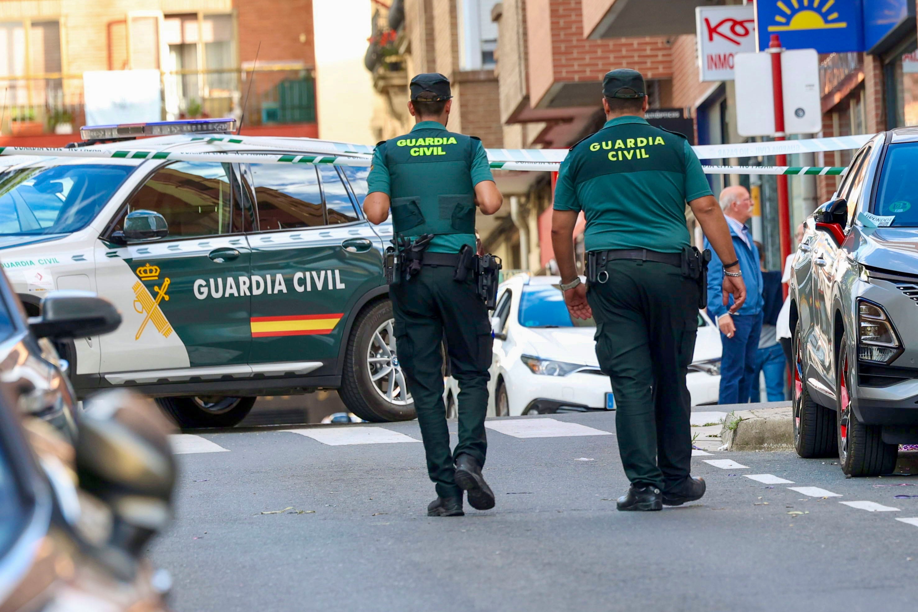 HARO (LA RIOJA), 07/09/2024.-La Guardia Civil investiga el hallazgo del cadáver de un hombre que ha aparecido este sábado en extrañas circunstancias en el interior de su domicilio en Haro, lo que, en principio, apunta a un posible asesinato. El cadáver ha aparecido hacia las 14:00 horas en una vivienda de la calle Italia, cuando, al parecer, los bomberos, al intentar acceder a una vivienda del municipio, se han encontrado con el cadáver del individuo, según han detallado a EFE fuentes de la investigación. La Guardia Civil ha informado de que la Policía Judicial se ha hecho cargo de la instrucción de diligencias y se ha activado el Laboratorio de criminalística del Instituto Armado para la inspección técnico ocular en el domicilio.-EFE/ Raquel Manzanares
