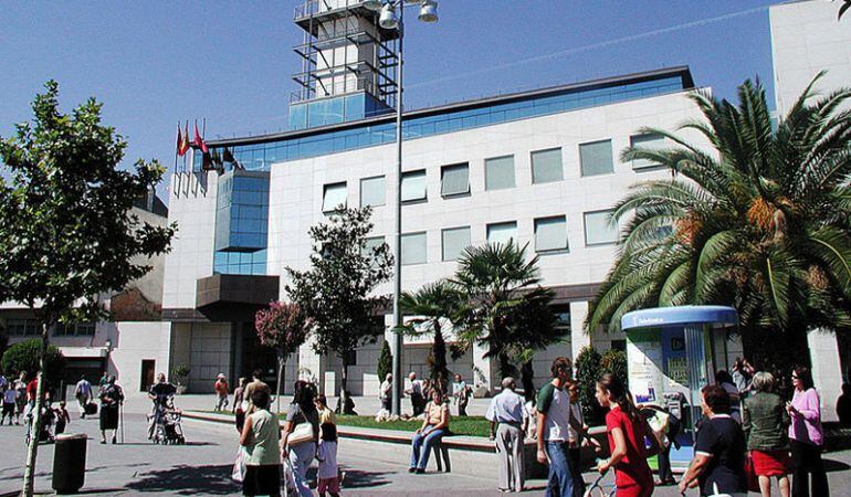 Vecinos frente al Ayuntamiento de Getafe