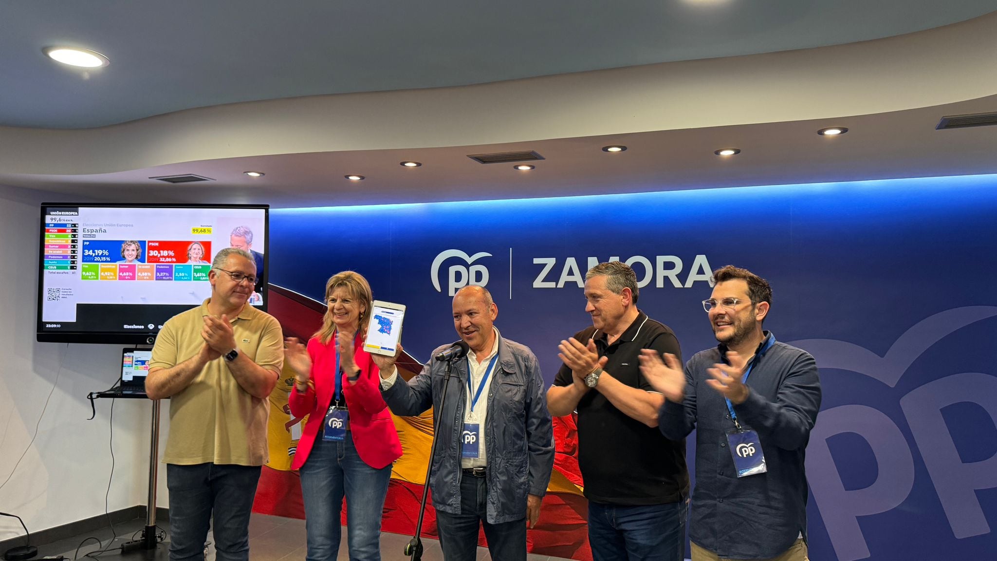 Cargos del PP ayer en la sede de Zamora