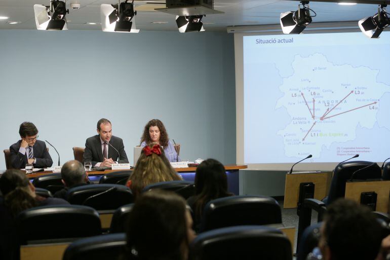Els ministres Jordi Cinca i Jordi Alcobé acompanyats de la directora de Transports, Inés Gonzalez, durant la presentació del nou model de Transport Públic