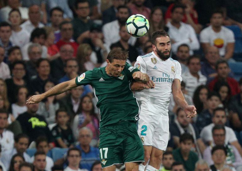 Joaquín lucha por Carvajal por una pelota