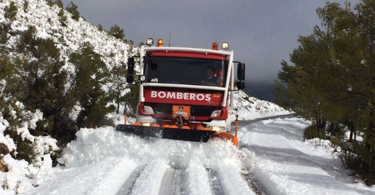 Una de las quitanieve usadas este domingo por el Servicio de Extinción y Prevención de Incendios de la Provincia