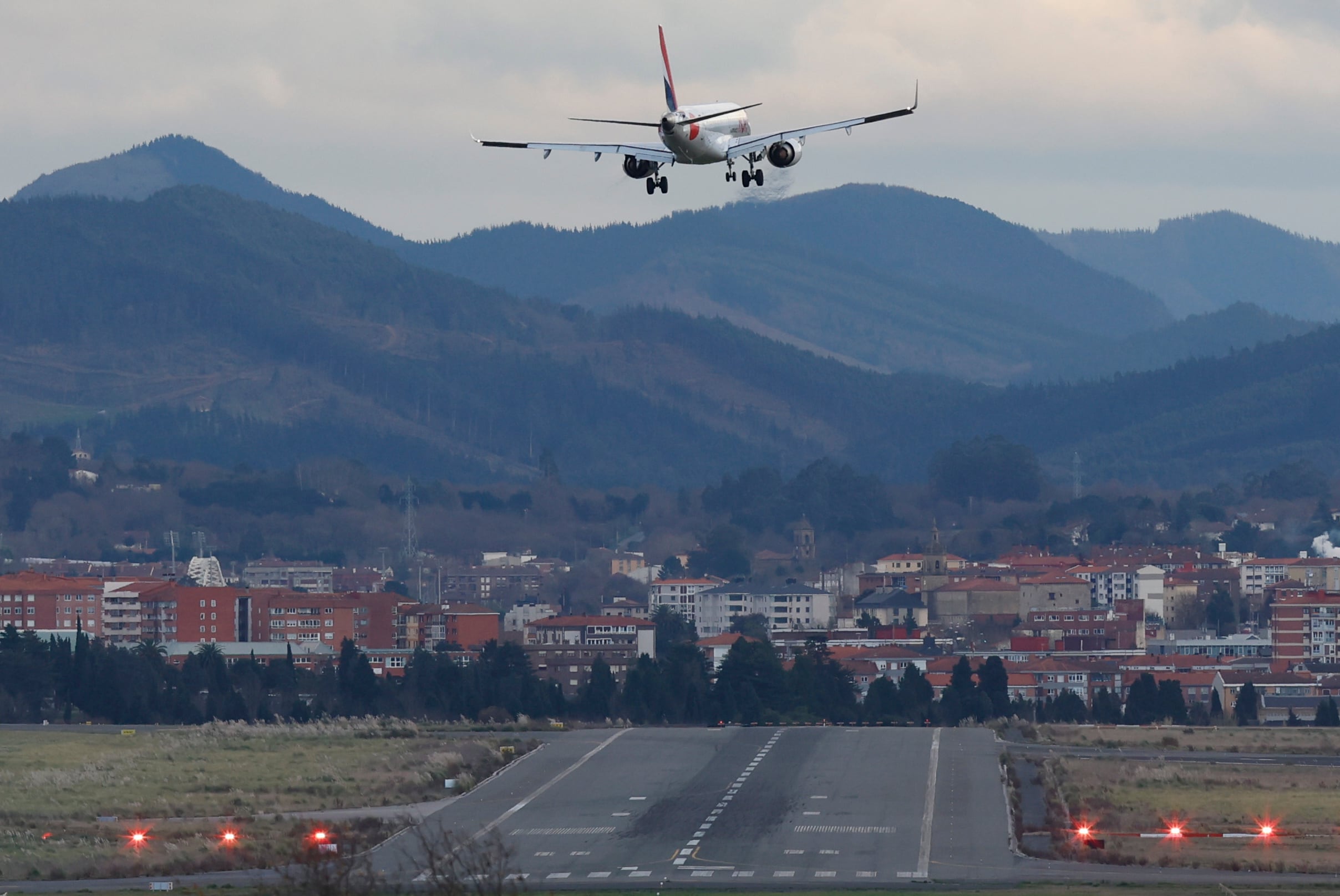 BILBAO, 17/01/2024.- Un avión aterriza cruzado este miércoles en el aeropuerto de Bilbao en una jornada en la que el Departamento de Seguridad ha activado una alerta naranja por rachas de viento que en zonas expuestas de Bizkaia y Álava pueden superar los 120 kilómetros por hora y un aviso amarillo por rachas superiores a los 100 en áreas más resguardadas. EFE/Miguel Toña
