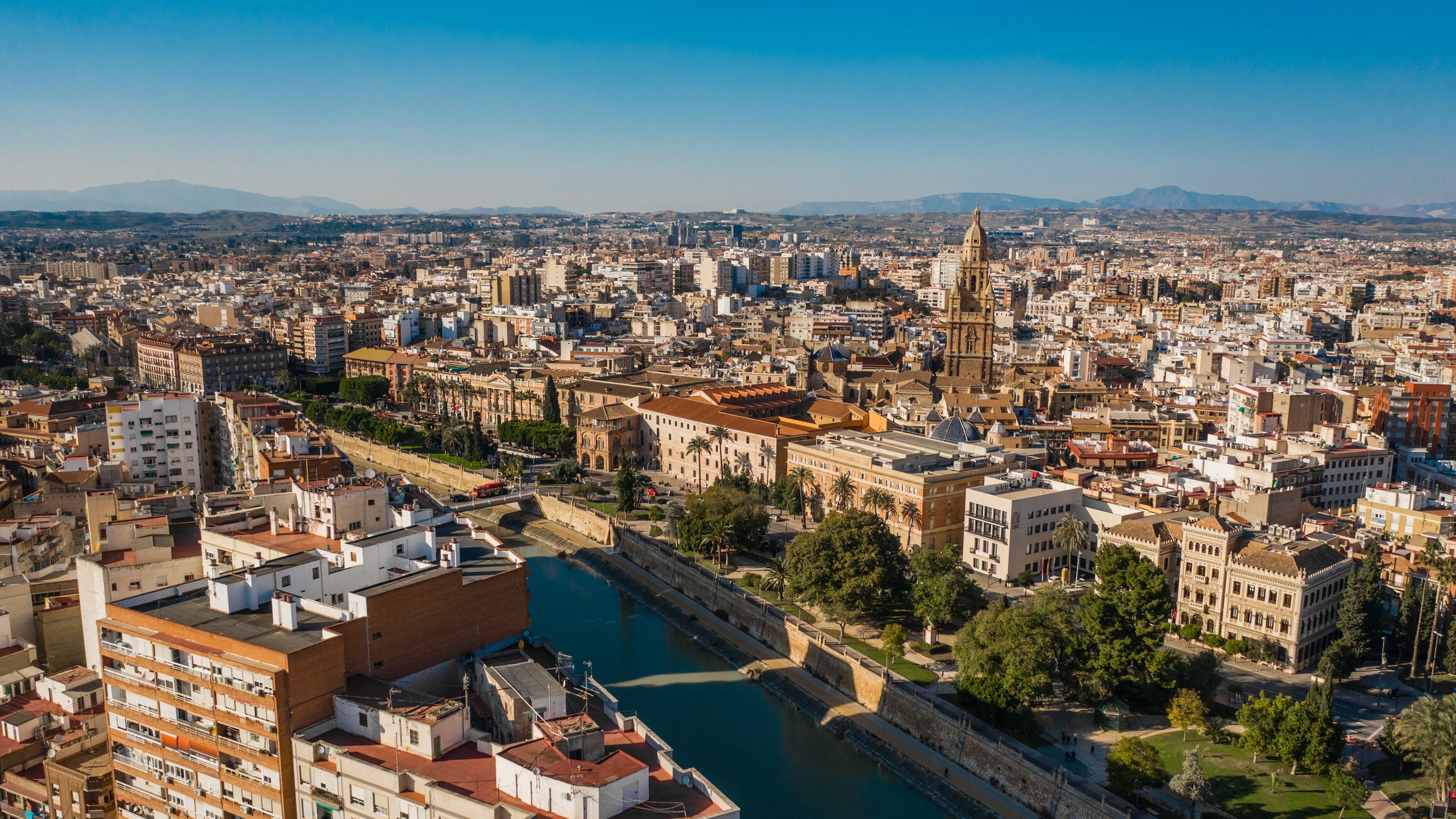 Vista aérea del río Segura a su paso por el centro de la ciudad de Murcia