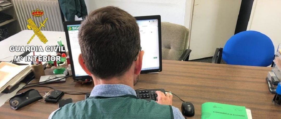 Un guardia civil en un ordenador