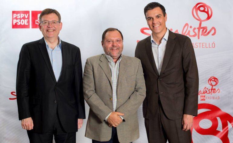 Imagen del secretario local del PSPV de Castellón, Paco Gil, con el secretario general del PSVP en la Comunitat, Ximo Puig, y el ex secretario general del PSOE, Pedro Sánchez