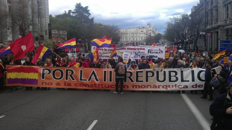 Centenares de manifestantes marcharon este sábado por las calles de Madrid reclamando la proclamación de una III República en España coincidiendo con el 81 aniversario de la II República