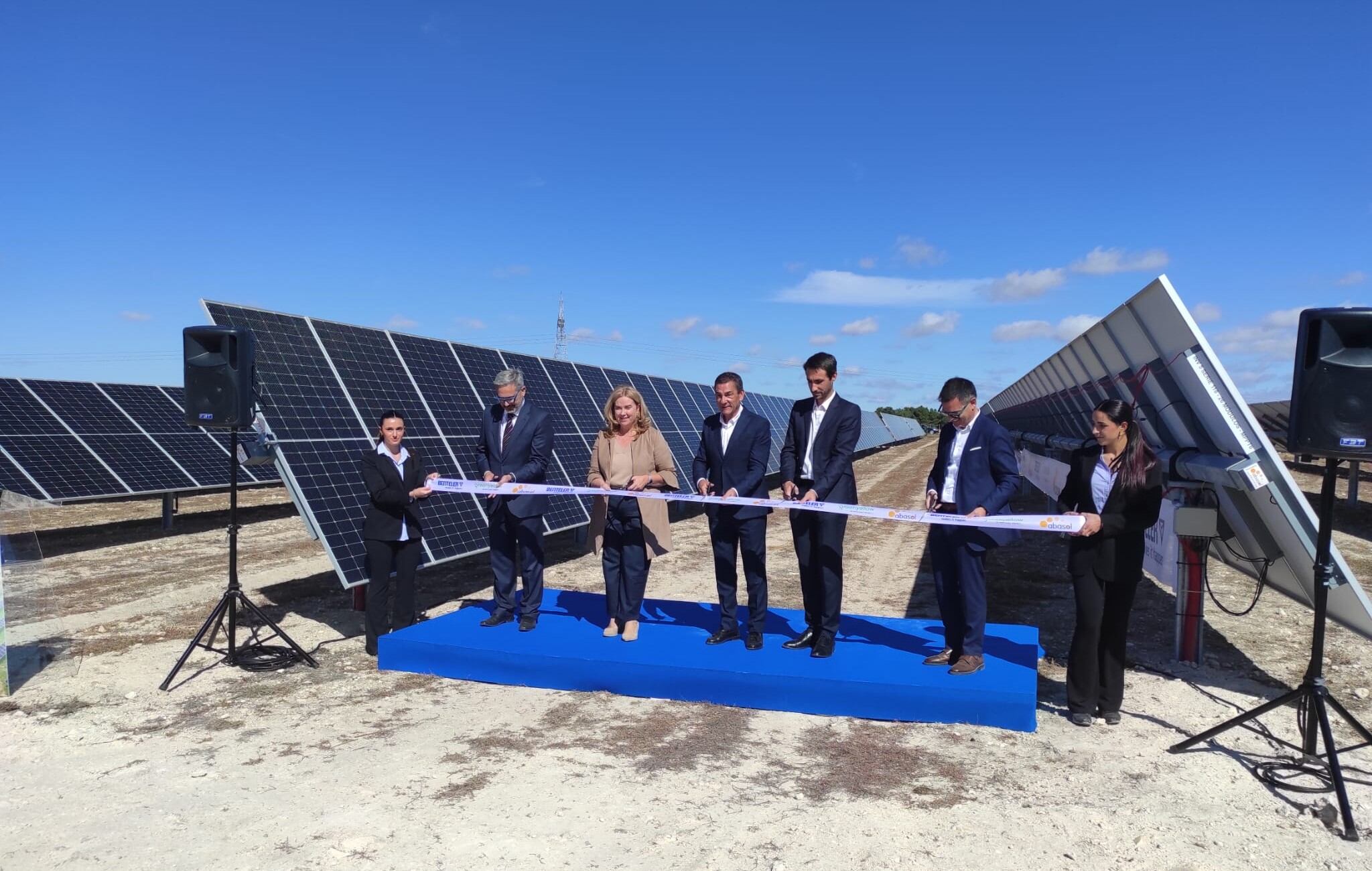 Inauguración de la planta fotovoltaica de Benteler con presencia de su presidente en Europa, Ricardo García; y la alcaldesa de Burgos, entre otras autoridades. / Foto: Radio Castilla