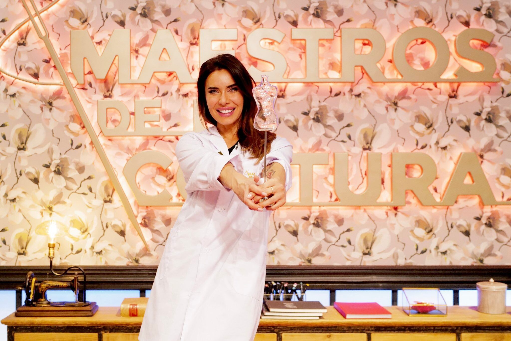 Pilar Rubio con el Maniquí de Cristal tras ganar &#039;Maestros de la Costura Celebrity 1&#039;