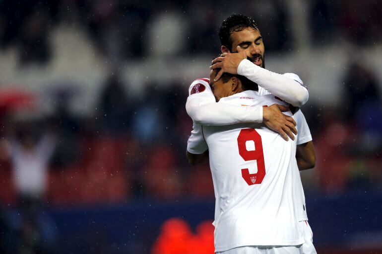 Iborra y Carlos Bacca celebran la victoria ante el Villarreal