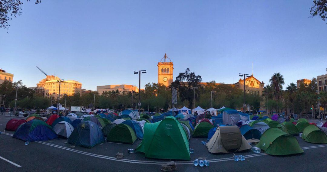 La Junta Electoral permite quedarse a los acampados de la plaza Universidad de Barcelona