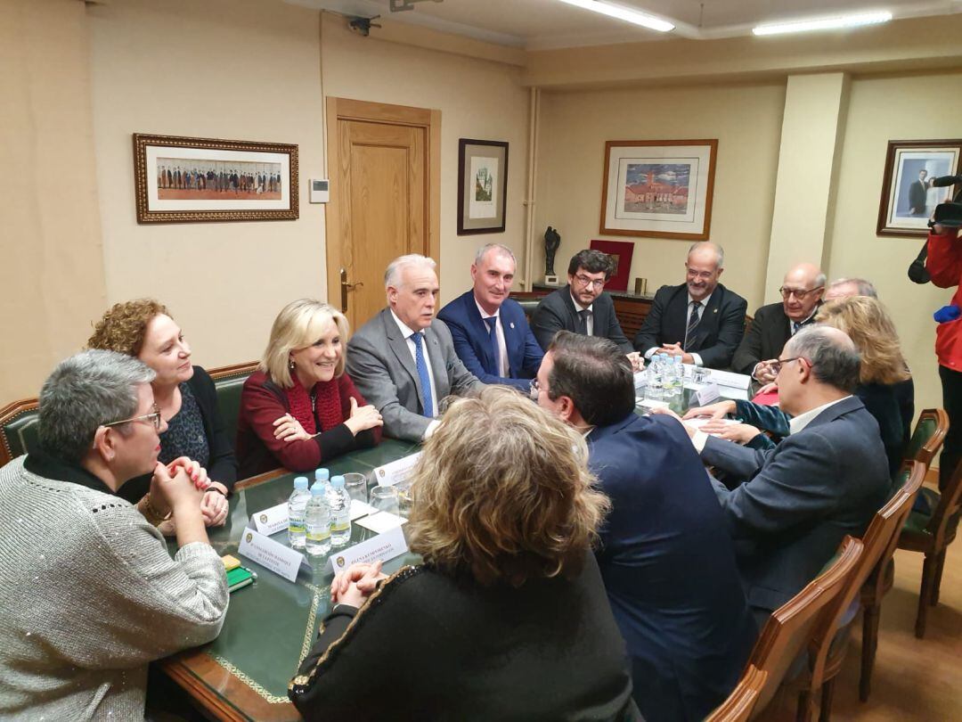 Reunión mantenida entre la consejera de Sanidad y miembros del Colegio de Médicos de Segovia.