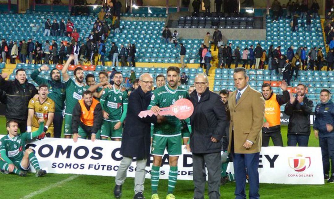 Antón de Vicente recibe la llave simbólica de la Copa del Rey