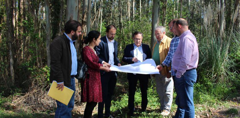 Miembros del equipo de gobierno en la finca donde se construirá el aparcamiento