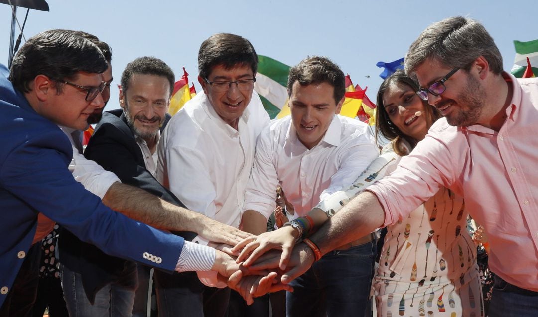 El candidato a la presidencia del Gobierno por Ciudadanos, Albert Rivera (3ºd), junto a, Juan Marín (c), Edmundo Bal (ci),Sara Giménez (2d) y demás participantes, tras el acto de campaña de las elecciones generales celebrado hoy en el muelle de la Sal de Sevilla. EFE.Jose Manuel Vidal