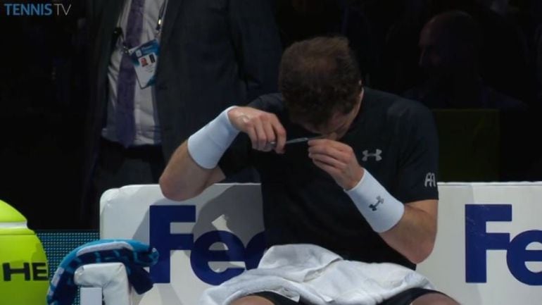 Murray se corta un mechón durante el partido ante Nadal en Londres